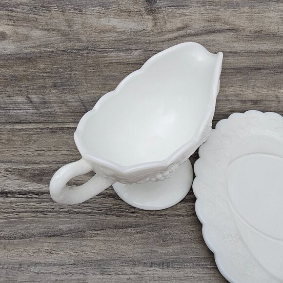 WESTMORELAND Paneled Grape Vintage Milk Glass Gravy Boat with Tray - Picture 6 of 11